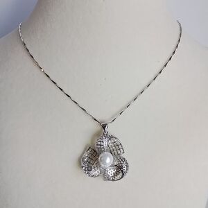 Pretty Bird Silver Floral Pearl Necklace